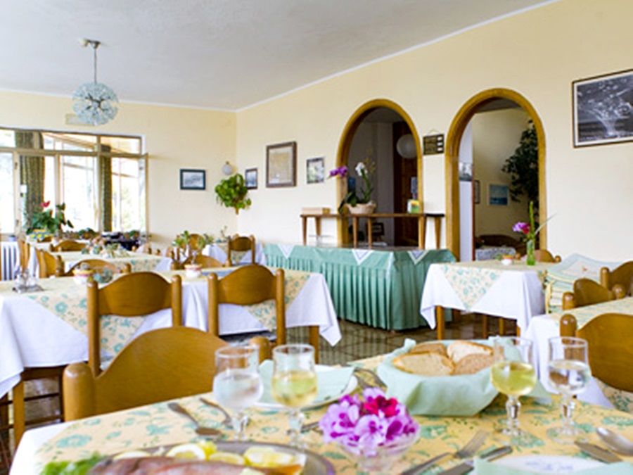 โรงแรมวิลลา ฟรานซ์ Sant'Angelo  ร้านอาหาร รูปภาพ